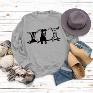 Sweat-shirt gris col rond avec imprimé alpaga mignon présenté sur fond en bois blanc