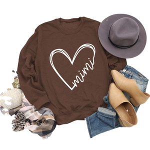 Felpa marrone a girocollo con stampa cuore e mimi, outfit casual in stile autunnale