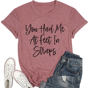 T-shirt in cotone rosa polvere con scritta e pantaloncini di denim strappati in piano