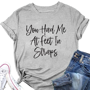 T-shirt in cotone grigio con scritta abbinata a denim e sneakers, vista piatta