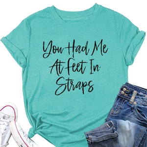 Flat lay di t-shirt in cotone verde menta con maniche arrotolate e stampa frontale