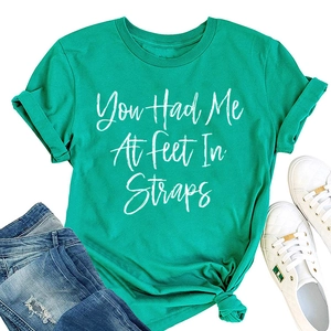 T-shirt in cotone verde con stampa grafica, maniche arrotolate e orlo annodato in piano