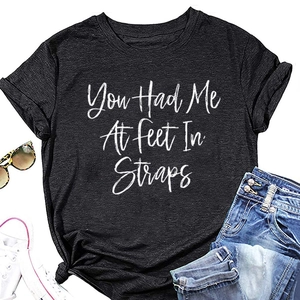 Layout piatto di una T-shirt nera a girocollo con stampa bianca e styling casual dell'outfit