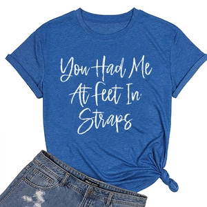 Dettaglio della t-shirt blu a girocollo con stampa, orlo annodato e shorts in denim