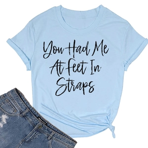 T-shirt azzurra a girocollo con stampa frontale e nodo decorativo sull'orlo
