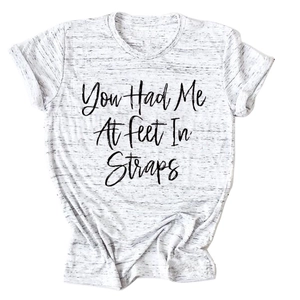 Dettaglio della stampa You Had Me At su t-shirt grigio mélange con maniche risvoltate