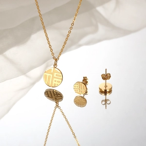 Set collana e orecchini dorati con carattere cinese Fu su sfondo di seta bianca