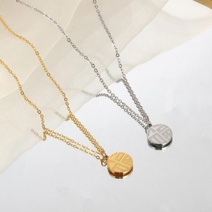 Collana con ciondolo cinese Fu in oro e argento su sfondo di seta beige