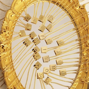 Vergoldete Halsketten mit quadratischem Buchstabenanhänger aus Edelstahl und Gliederkette