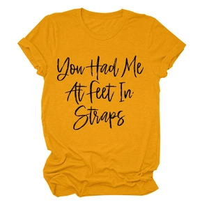 Dettaglio della T-shirt gialla a girocollo con stampa slogan 'You Had Me At Feet In Straps'