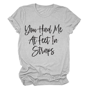 Dettaglio in piano della maglietta grigia in cotone con lo slogan You Had Me At nero