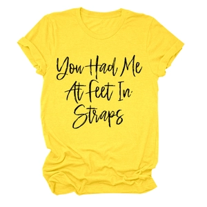 Vista dettagliata della t-shirt gialla girocollo con stampa You Had Me At Feet In Straps
