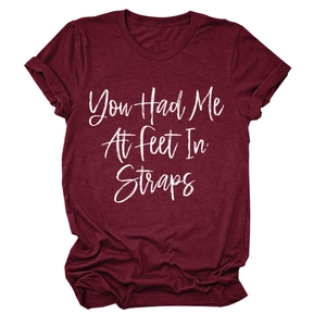 Dettaglio della texture del tessuto della t-shirt bordeaux e stampa bianca sul petto