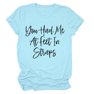 Dettaglio di una t-shirt blu girocollo con lo slogan You Had Me At Feet In Straps