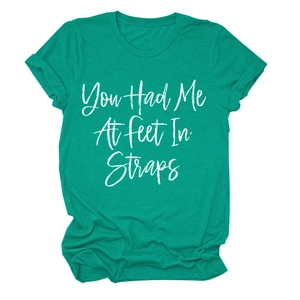 Dettaglio della t-shirt turchese girocollo con stampa You Had Me At Feet
