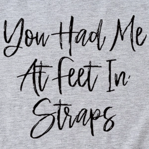 T-shirt da donna in maglia grigia con stampa nera You Had Me At Feet In Straps