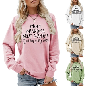 Détail de sweats à col rond avec lettrage Mom Grandma Great disponibles en quatre couleurs