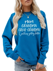 Détail du lettrage blanc MOM GRANDMA GREAT-GRANDMA sur un sweat-shirt bleu roi