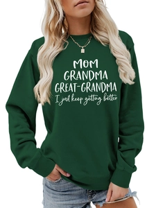Détail du col rond côtelé et du lettrage blanc imprimé sur le sweat-shirt vert foncé