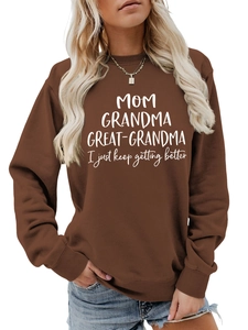 Détail d'un sweat-shirt marron foncé à manches longues avec texte Grandma Mom blanc