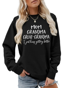 Détail du lettrage blanc MOM GRANDMA GREAT sur un sweat-shirt noir à manches longues