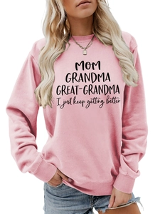 Détail du sweat-shirt rose avec texte MOM GRANDMA GREAT et poignets côtelés