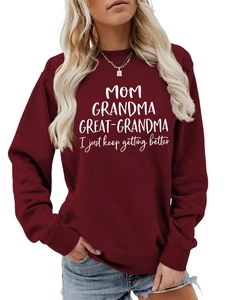 Détail d'un sweat bordeaux avec l'inscription blanche Mom Grandma Great
