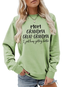Détail d'un sweat-shirt vert clair avec impression noire MOM GRANDMA GREAT et col rond