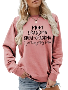 Détail du sweat rose avec inscription MOM GRANDMA GREAT et finitions en bords-côtes