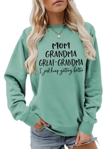 Gros plan du sweat col rond vert menthe avec inscription noire MOM GRANDMA GREAT