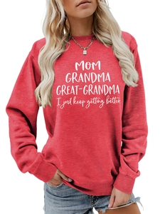 Détail d'un sweat-shirt bordeaux à col rond avec lettrage blanc MOM GRANDMA