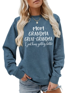 Détail de l'imprimé blanc sur le sweat-shirt à manches longues bleu marine pour femme
