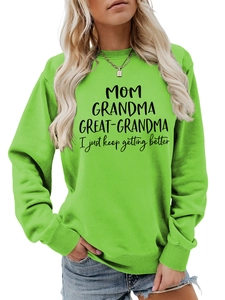 Détail du sweat-shirt vert clair à col rond avec lettrage noir GREAT GRANDMA imprimé
