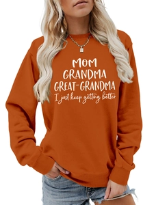 Détail du sweat orange à col rond avec impression blanche Mom Grandma Great pour femme