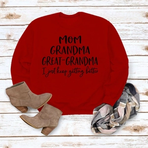 Vue à plat du sweat à manches longues rouge avec imprimé Mom Grandma et bottines