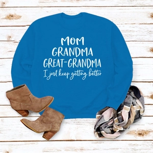 Sweat-shirt bleu à manches longues avec texte Mom Grandma sur fond en bois rustique