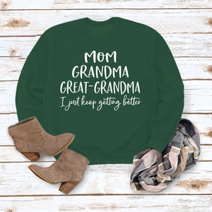 Détail du sweat-shirt vert foncé avec imprimé Grandma et accessoires d'automne élégants