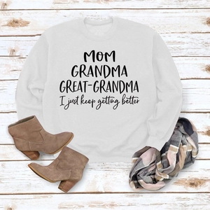 Mise à plat d'un sweat blanc MOM GRANDMA GREAT avec bottines et écharpe à carreaux