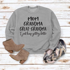 Mise à plat de t-shirt gris à manches longues avec texte MOM GRANDMA et accessoires d'automne