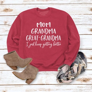Mise à plat du sweat-shirt rouge avec imprimé MOM, stylisé avec bottes et écharpe