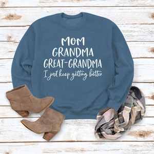 Détail d'un sweat bleu avec typographie Mom Grandma et accessoires d'automne