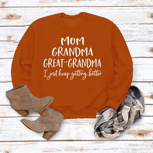 Mise à plat de sweat-shirt orange citrouille avec texte et accessoires d'automne