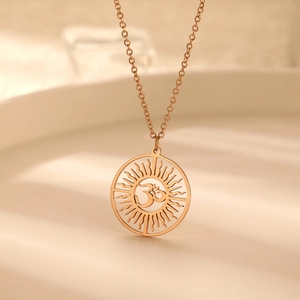 Collier pendentif soleil symbole OM en or rose avec design circulaire creux pour adultes