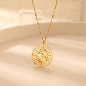 Collier en acier doré avec pendentif symbole Hindou Om et motif de disque solaire