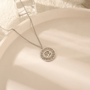 Collier avec pendentif Hindu Om en acier inoxydable argenté et découpe soleil sur plateau