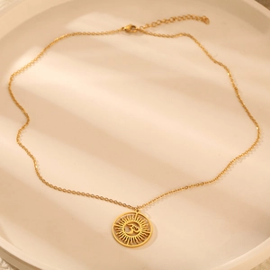 Détail du collier pendentif soleil Om doré avec fermoir mousqueton et chaîne à maillons
