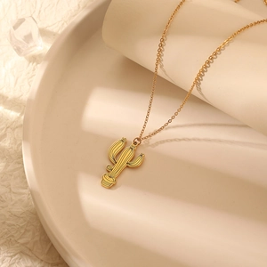 Collier avec pendentif cactus doré élégant de style minimaliste sur fond géométrique