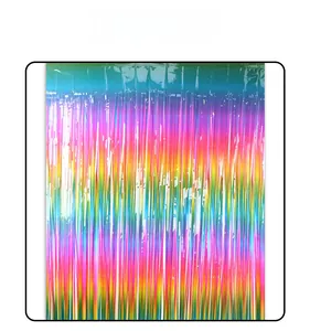 Nahaufnahme des regenbogenfarbenen Folienvorhangs mit metallischer Reflexion