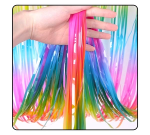 Detailaufnahme des Regenbogen-Fransenvorhangs mit lebendiger PET-Seidentextur