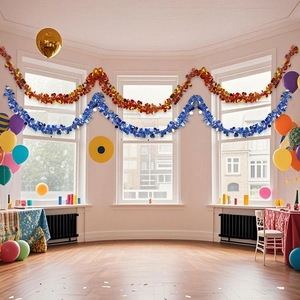 Détail de guirlande scintillante rouge et bleue avec paillettes laser pour déco de fête